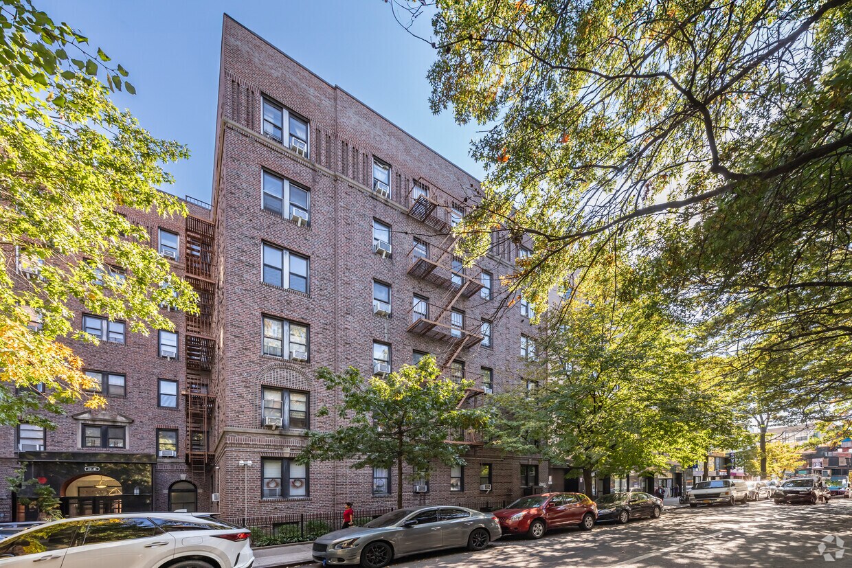 Foto principal - 37-49 81st St