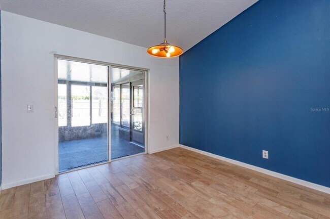 Foto del edificio - 8437 Alveron Ave