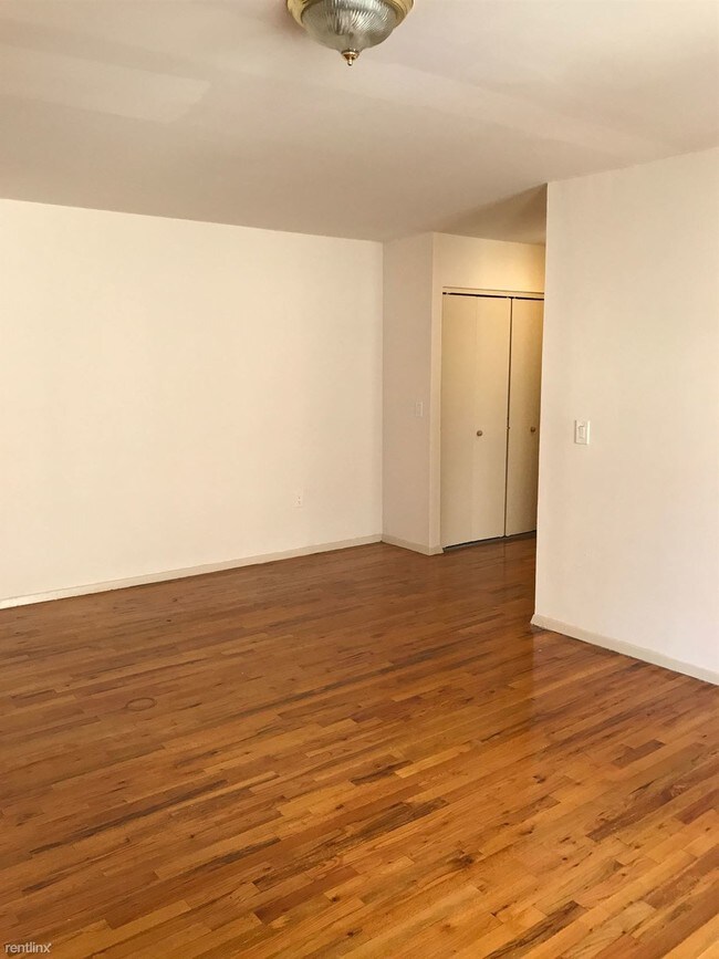 Building Photo - 1841 Mohegan Ave