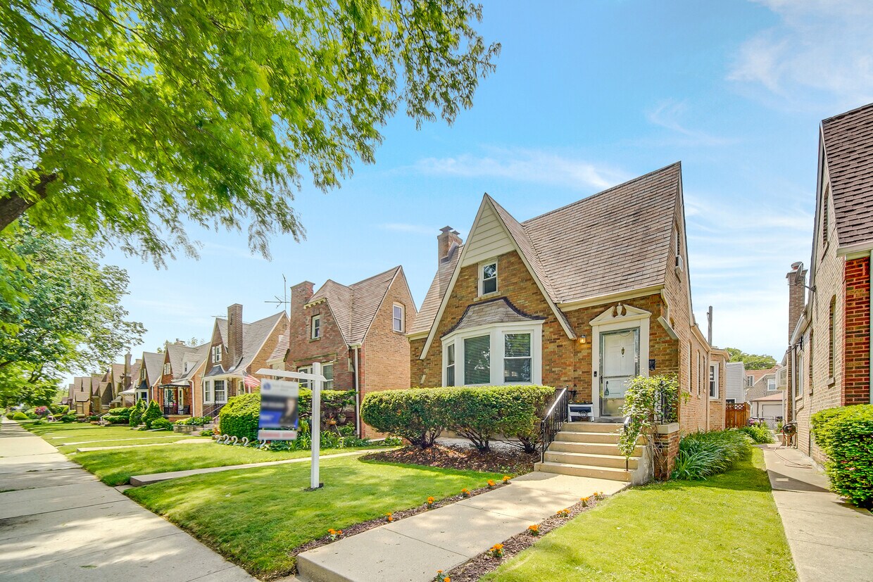 Primary Photo - 3338 N Rutherford Ave