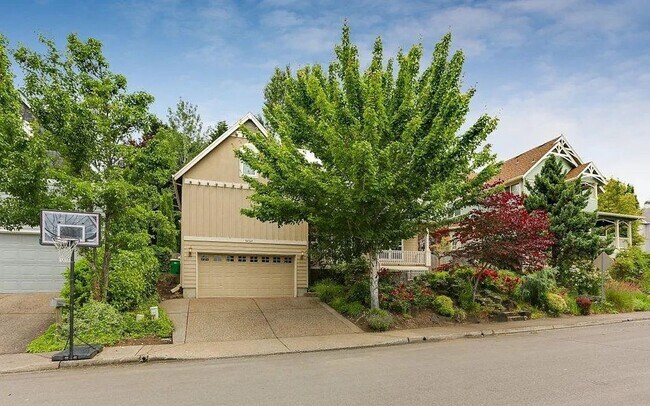 Foto del edificio - Spacious Four-Bedroom Home with Gourmet Kitchen, Multiple Living Areas, Loft, and Beautifully Lan...