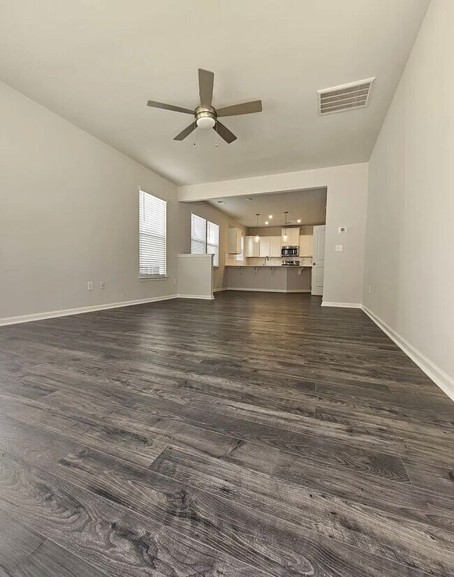 Foto del edificio - Very Spacious Townhome Available For Move In March 2026