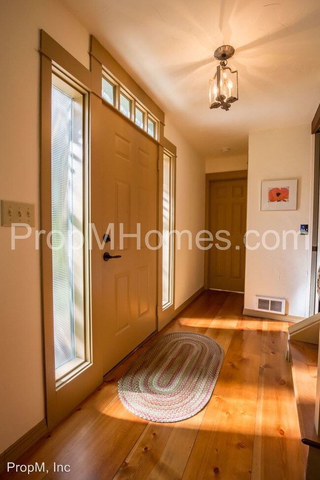 Building Photo - 3847 Mapleton Dr