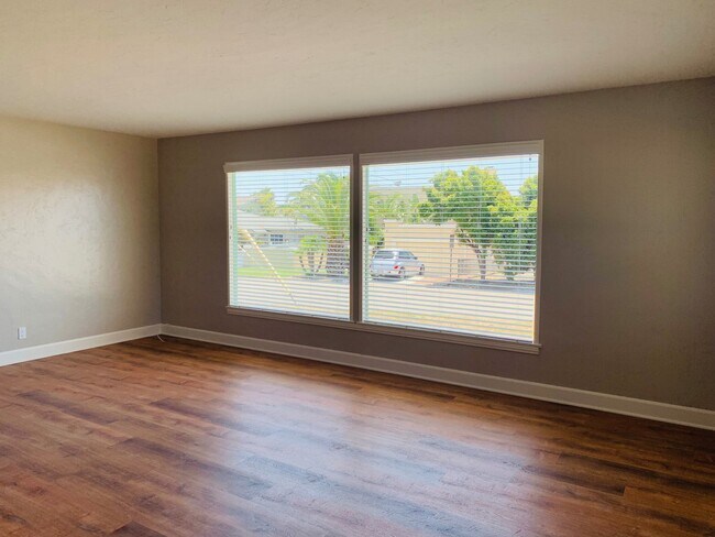 Building Photo - 2BR/1BA Single Family Home! 1 Car Detached...