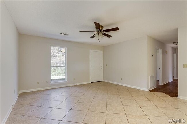 Building Photo - Nice 3 Bed 1.5 Bath Available in July! Cal...
