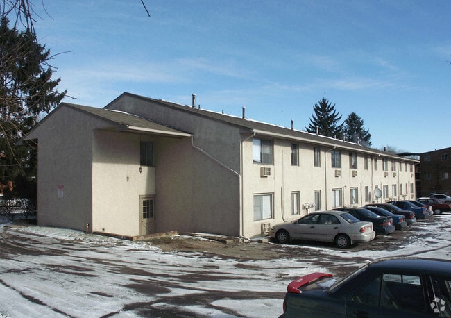 Building Photo - 547 Riverview Dr
