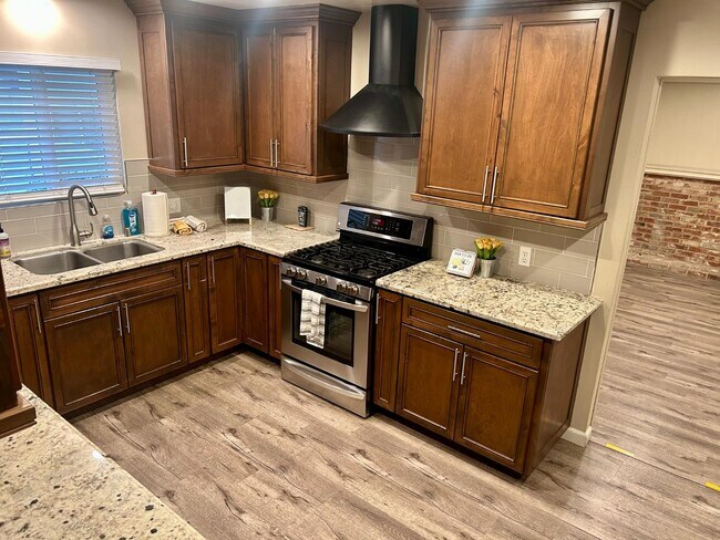 Foto del edificio - 650 W Donner Ave