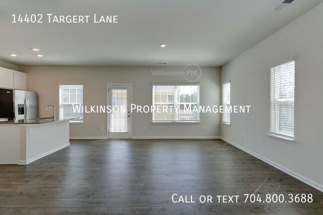 Building Photo - Stunning 4BD/2.5BTH Townhouse with Basemen...