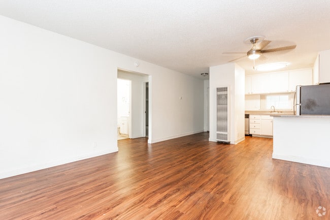 2 habitaciones, 1.5 baños, 880 pies cuadrados - St Moritz Apartments