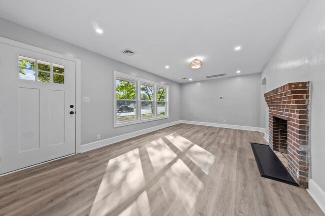 Building Photo - Remodeled 3BR/2BA House in the Heart of Gr...