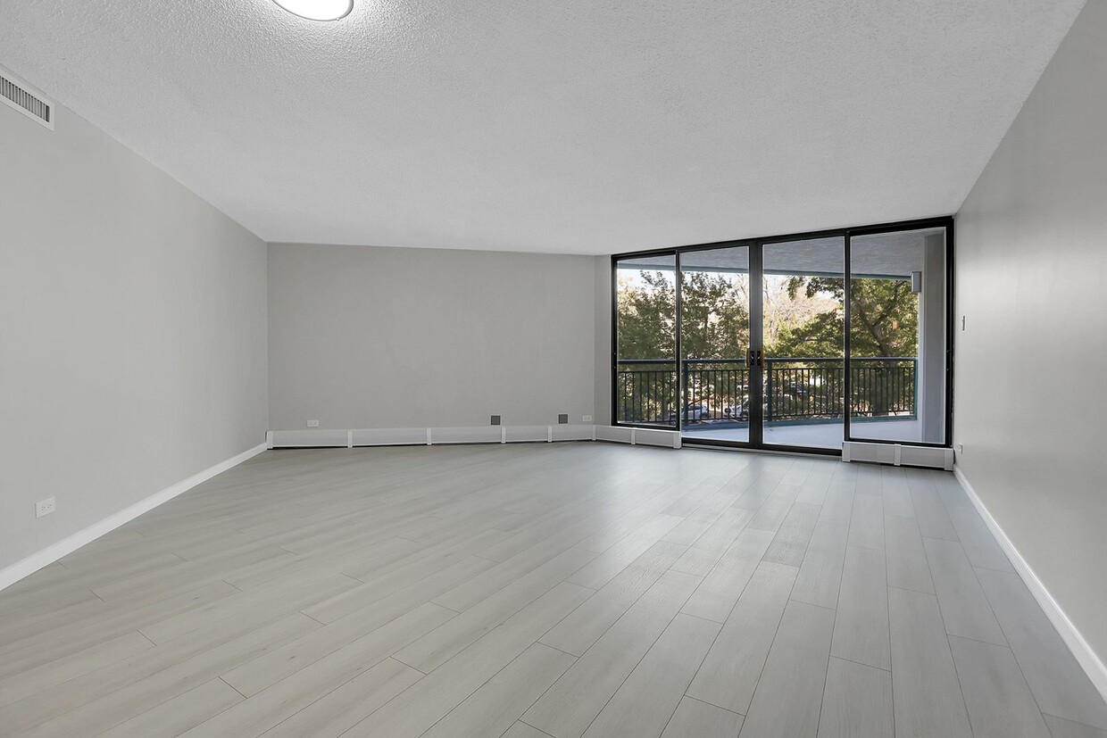 Foto principal - Remodeled 2BD, 2BA Cap Hill Condo with Bal...