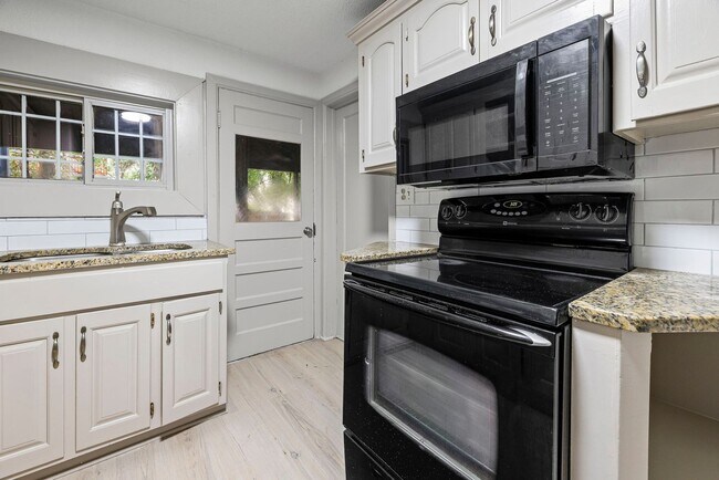 Building Photo - Beautiful 3 Bedroom Home