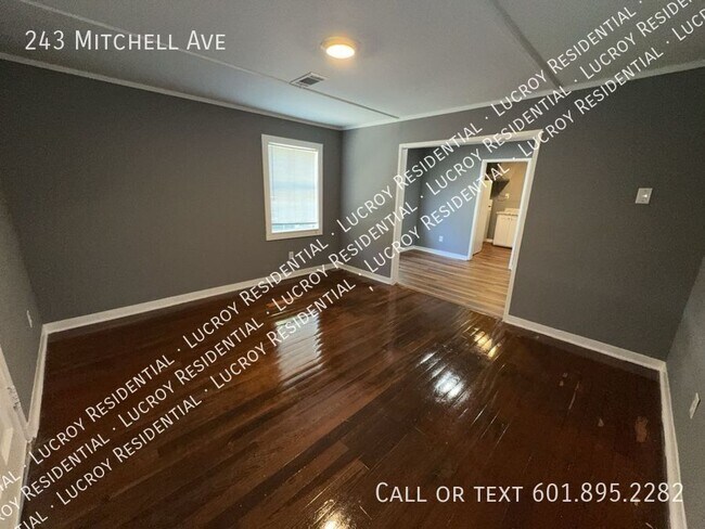 Foto del edificio - 243 Mitchell Ave