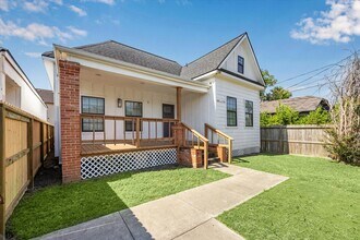 Building Photo - 2302 Sumpter St