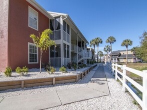 Building Photo - 803 Lake Haven Square