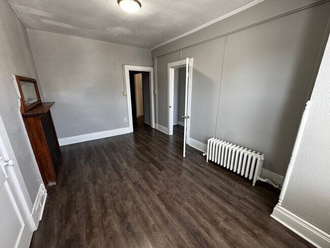 Building Photo - Newly Remodeled Two Bedroom Apartment in Squirrel Hill