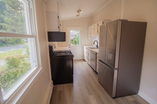 Building Photo - Newly Renovated 3 BR - 1 BA Ranch in Latham