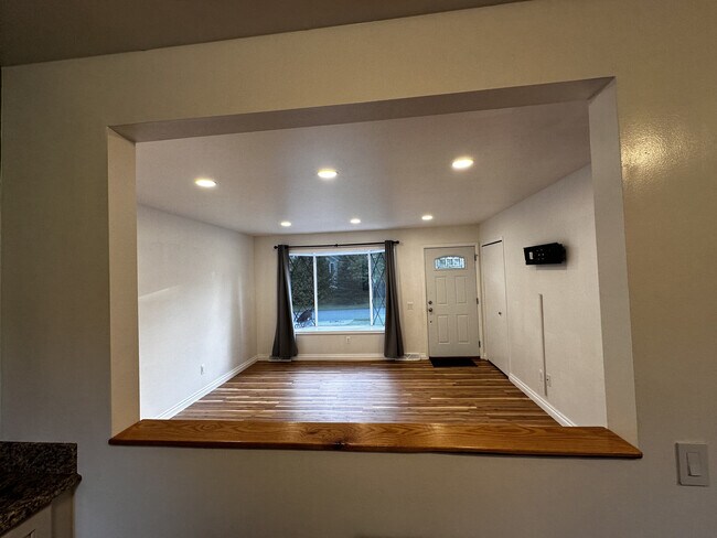 Building Photo - 3589 Knollview Ave