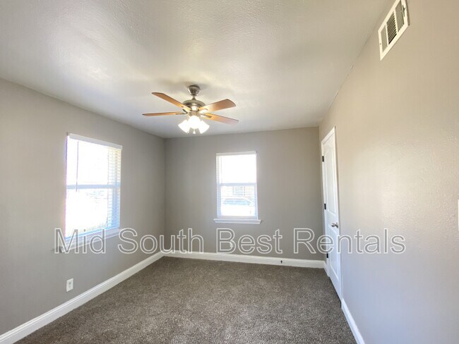 Building Photo - 700 Sorrells Dr
