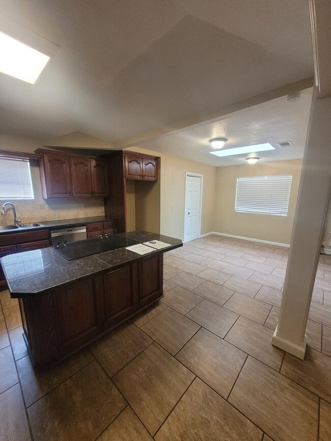 Building Photo - 3 bed 2 bath 2 car garage on cul-de-sac!