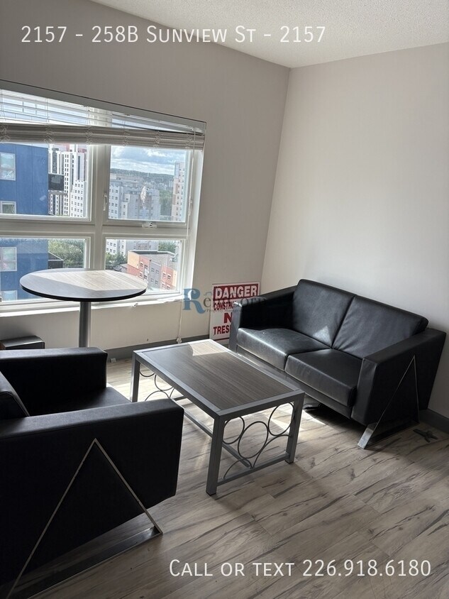 Building Photo - 258B-258B Sunview St