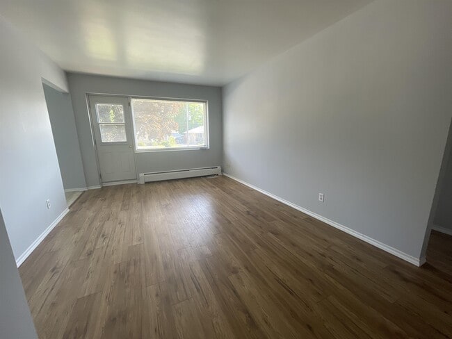 Building Photo - 7 Vimy Crescent