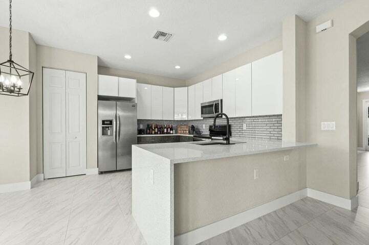 Foto principal - 7654 Jewelwood Dr