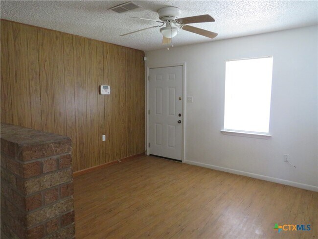 Building Photo - 910 Dryden Ave