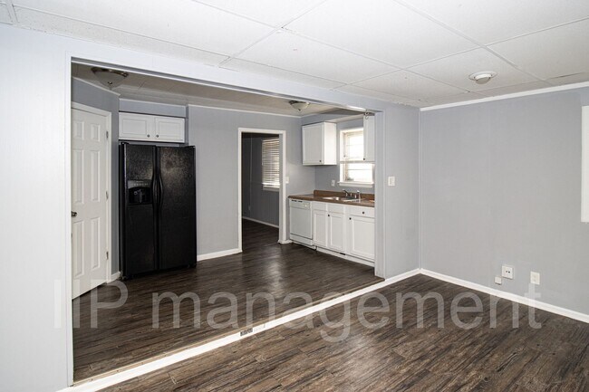 Foto del edificio - GORGEOUS, FULLY RENOVATED, 4 BED/2 BATH IN...