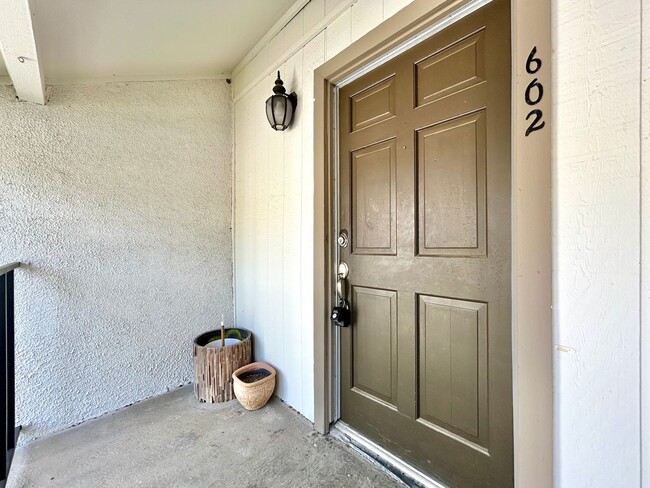 Foto del edificio - Stylish 3BR, 2.5BA Home with Fenced Backya...
