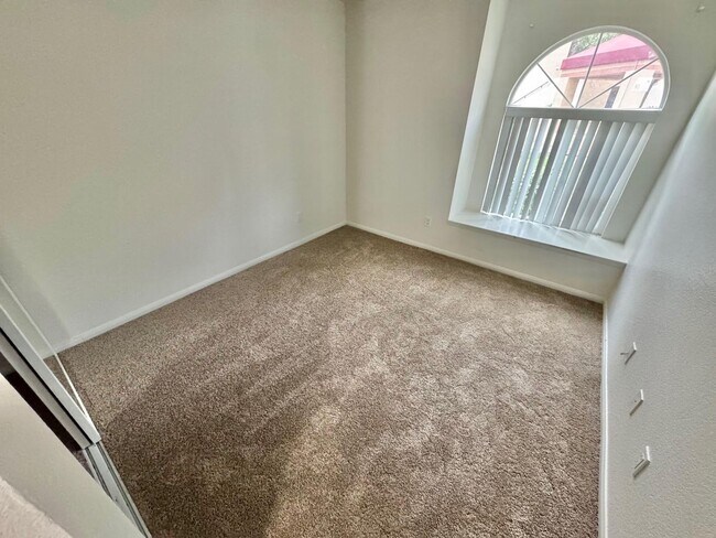 Foto del edificio - SPACIOUS 3 BEDROOM GROUND FLOOR CONDO