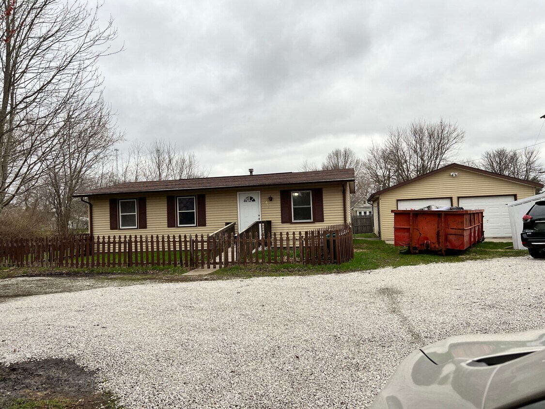House with 2 car garage - 612 College St