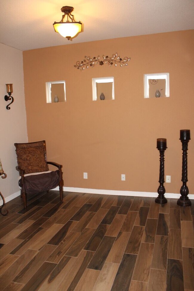 Foto del edificio - 336 Emerald Woods St