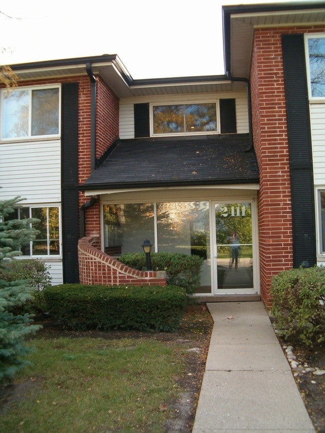 2411 E Olive St, Arlington Heights, IL 60004 Condo for Rent in