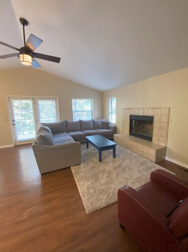 Building Photo - Stunning Get Away Home In Chelan!