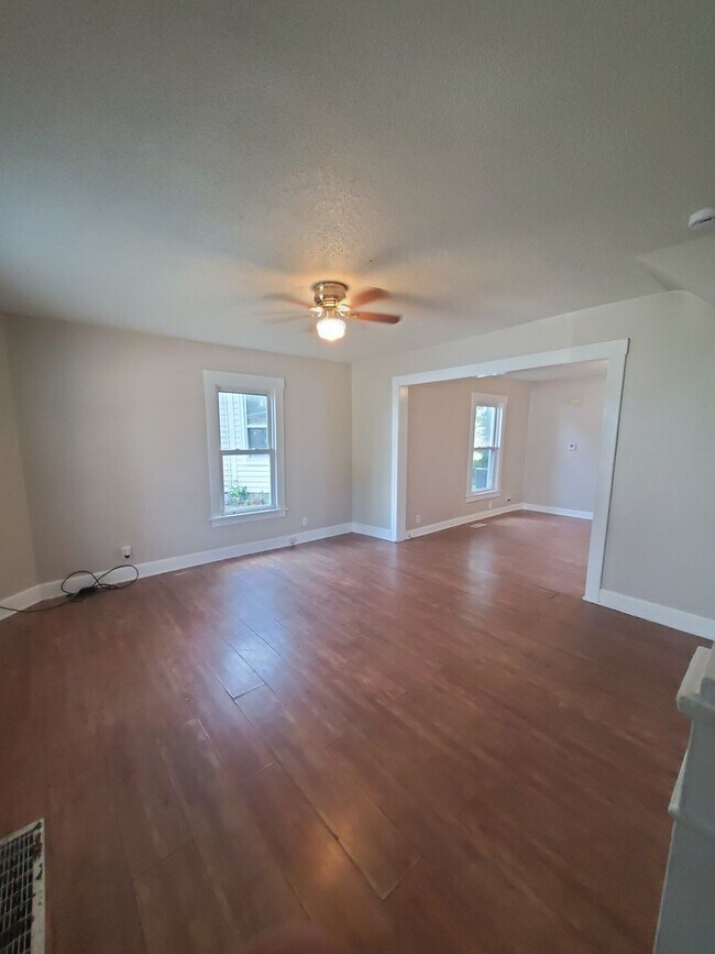 Building Photo - 3 Bedroom 1 Bath House in Rock Island