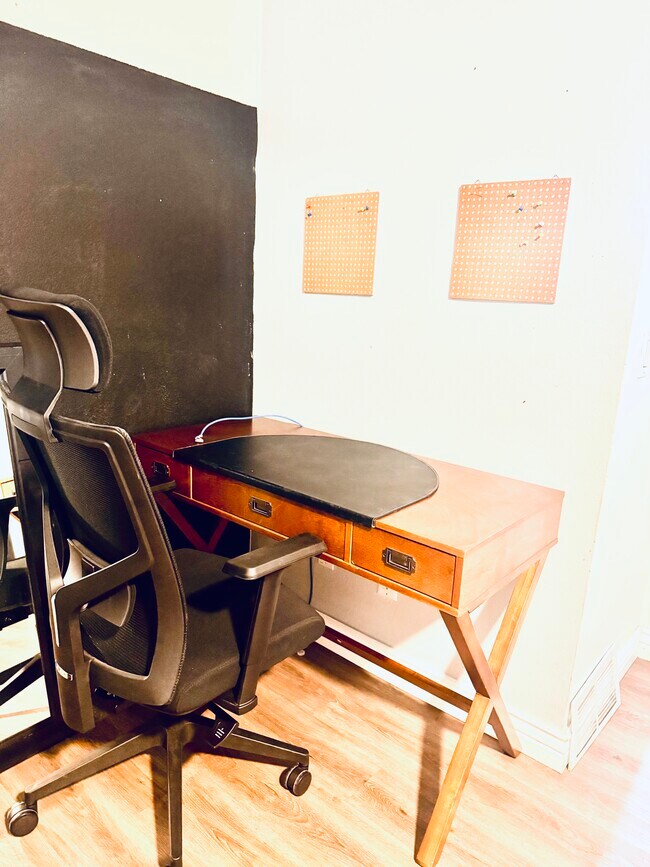 Escritorio y silla de oficina en la habitación. - 1716 W Mandalay Ln