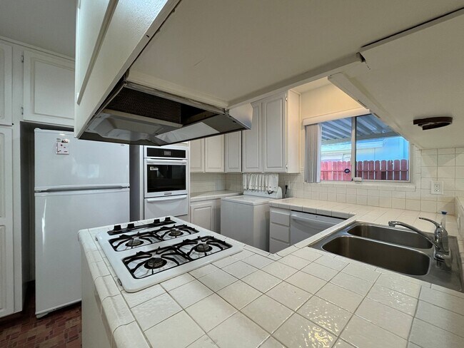 Foto del edificio - MOVE IN READY 3+2 home in Northridge with RV access, appliances included + central air!!