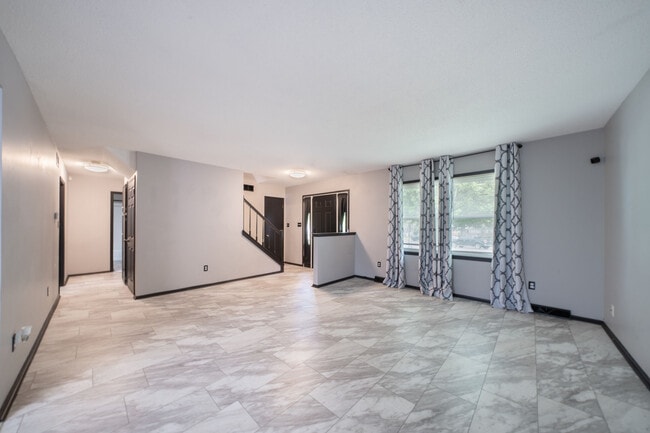 Building Photo - 617 N Willow Dr