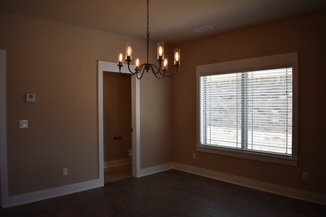 Building Photo - Upscale 4 Bedroom 3.5 Bathroom In The Heart of Fayetteville!!