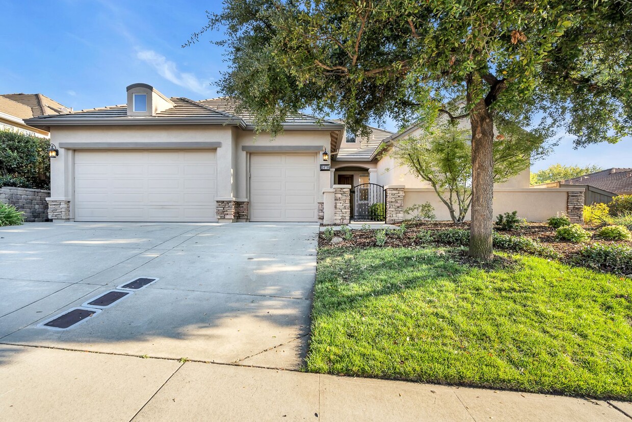 Primary Photo - Gorgeous Single Story Home with a Sparklin...