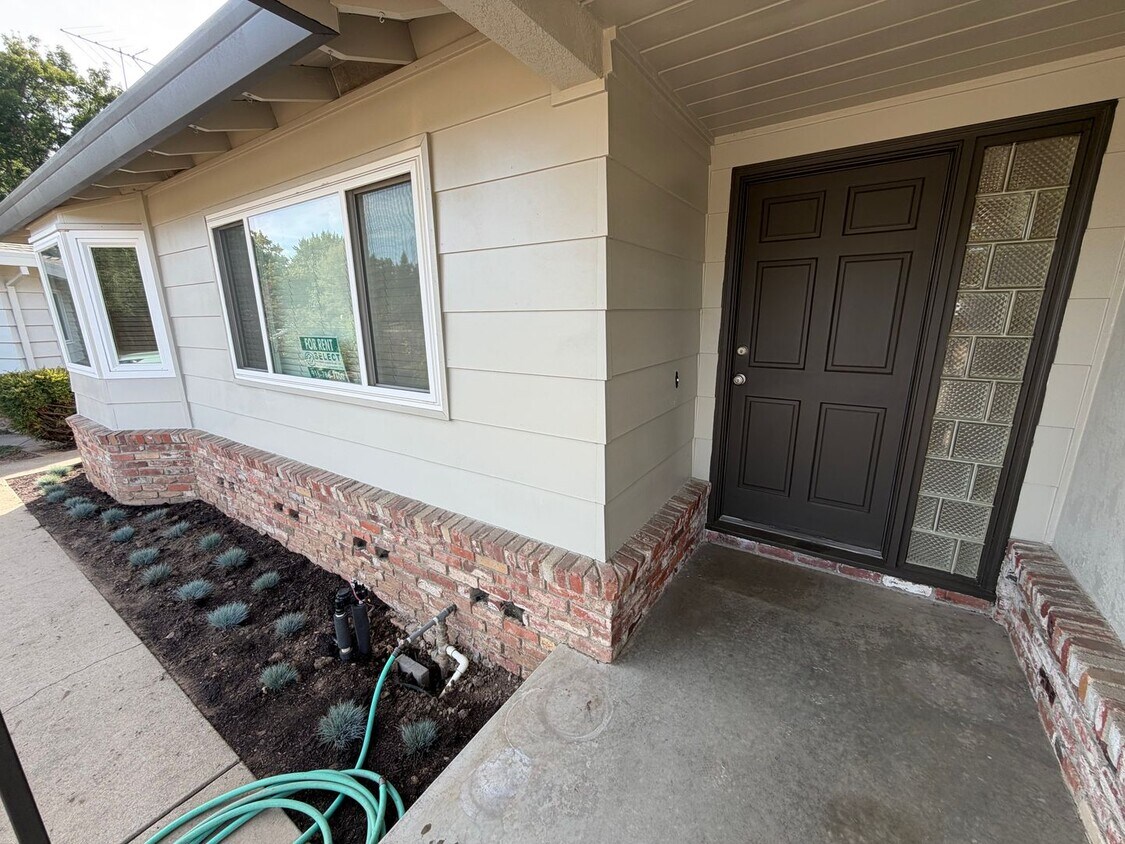 1270-1272 Meredith Way - 1270-1272 Meredith Way