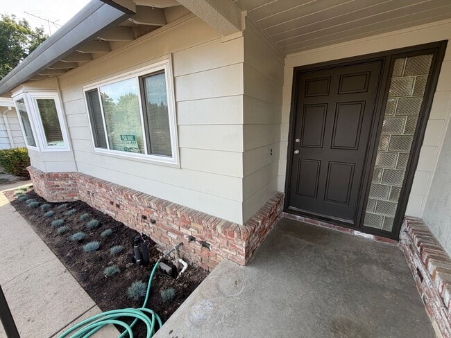 1270-1272 Meredith Way - 1270-1272 Meredith Way Apartment