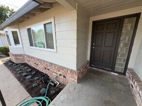 Building Photo - 1270-1272 Meredith Way