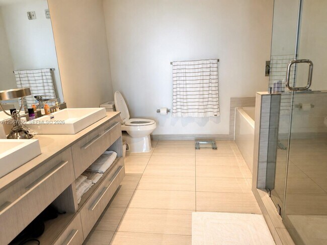 Building Photo - 4010 S Ocean Dr