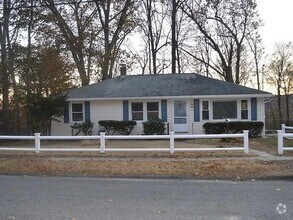 Building Photo - 13 Columbine Rd