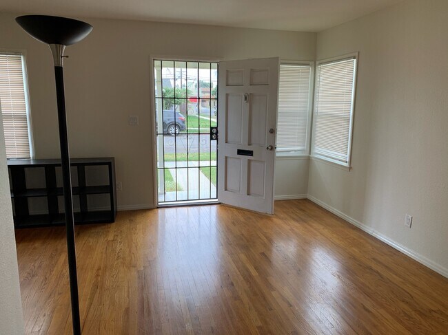 Entry Area - 2240 Granada Ave