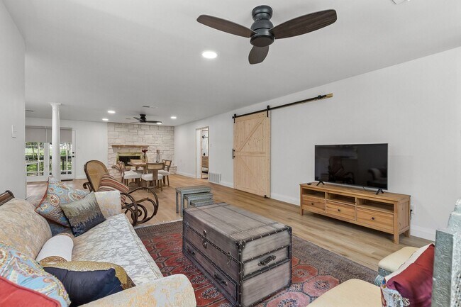 Building Photo - Stylish, Comfortable Colleyville Home with an Open, Airy Layout