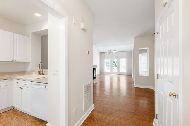 Foto del edificio - Lovely 3 bedroom townhome in fantastic Ral...