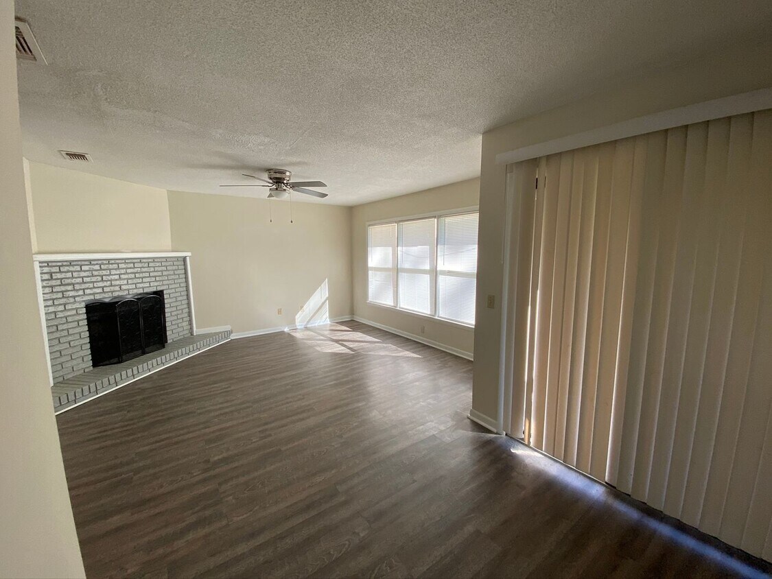 Foto principal - 201 Westbrooke Court #11 (Westbrooke Townhomes)